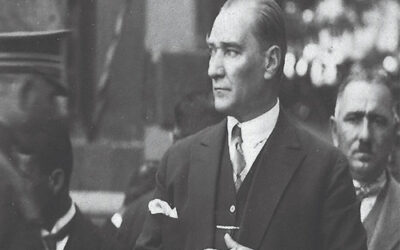 Atatürk, milletimizin zor günlerinde ona umut olmuş, bağımsızlık ve özgürlük mücadelesinde yol gösterici olarak tarihe adını altın harflerle yazdırmıştır.